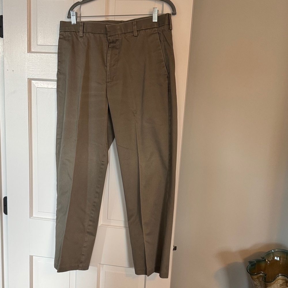 Dockers Men's khaki Brown Chinos size 33x29